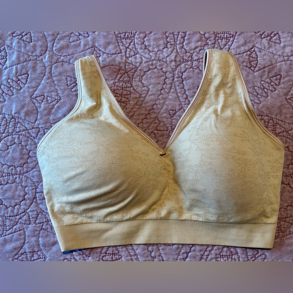 Breezies Seamless Floral Jacquard Wirefree T-Shirt Bra - Picture 7 of 14